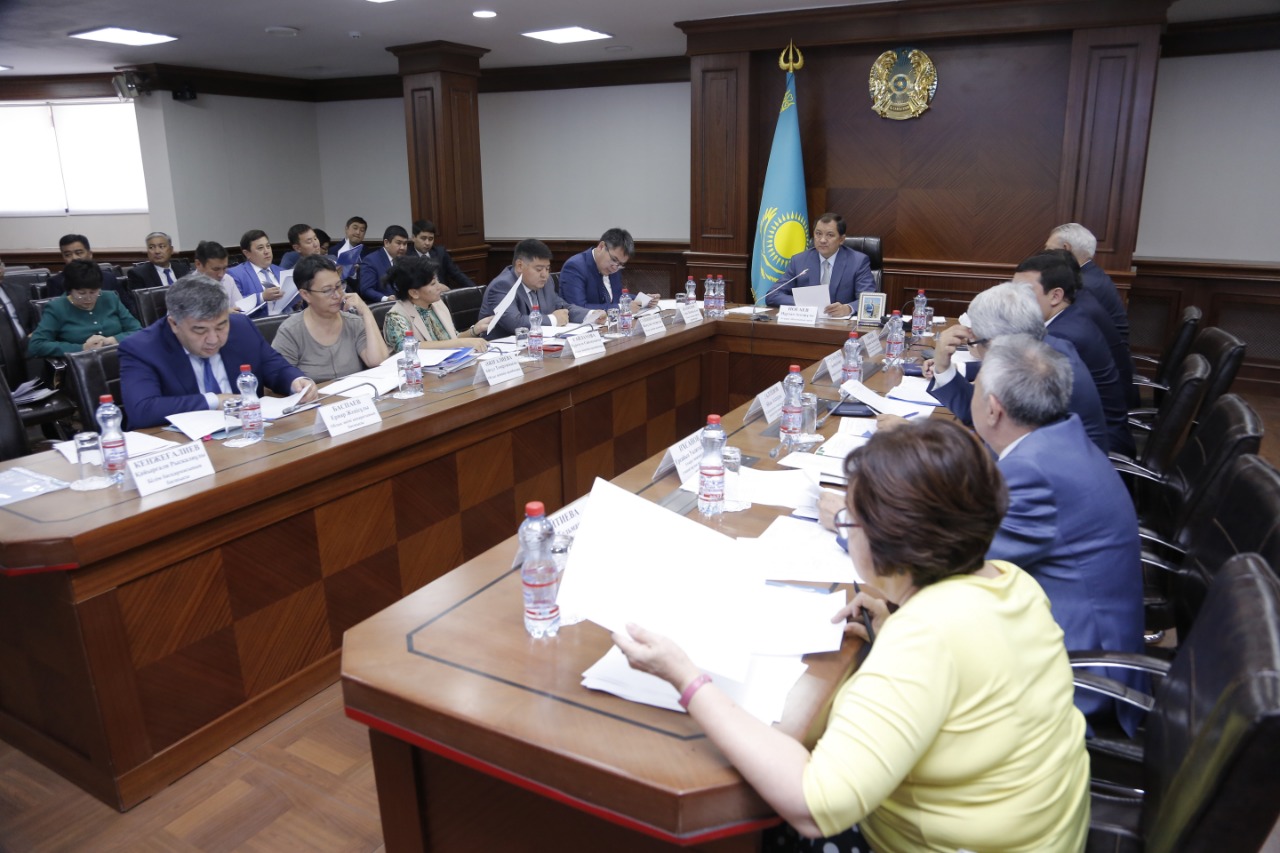 Atyraý oblysynda jergilikti bıýdjetten talapkerlerge 230 grant bólindi