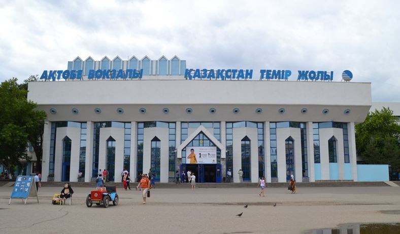 Aqtóbedegi vokzal mańy maskúnemder men qańǵybastarǵa toly