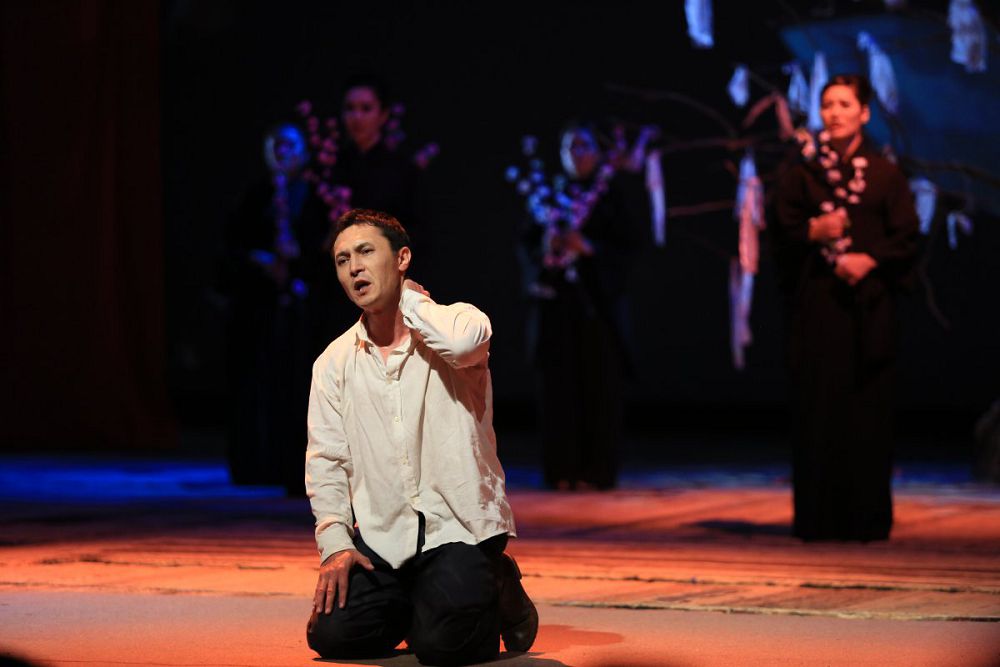 Tilektes Espolov: «Aqtastaǵy Ahıko» qoıylymy kózimizge jas úıirdi