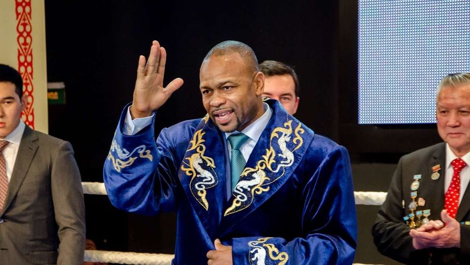 AQSh-tyń áıgili kásipqoı boksshysy Roı Djons Rýdnyıda rep oqydy