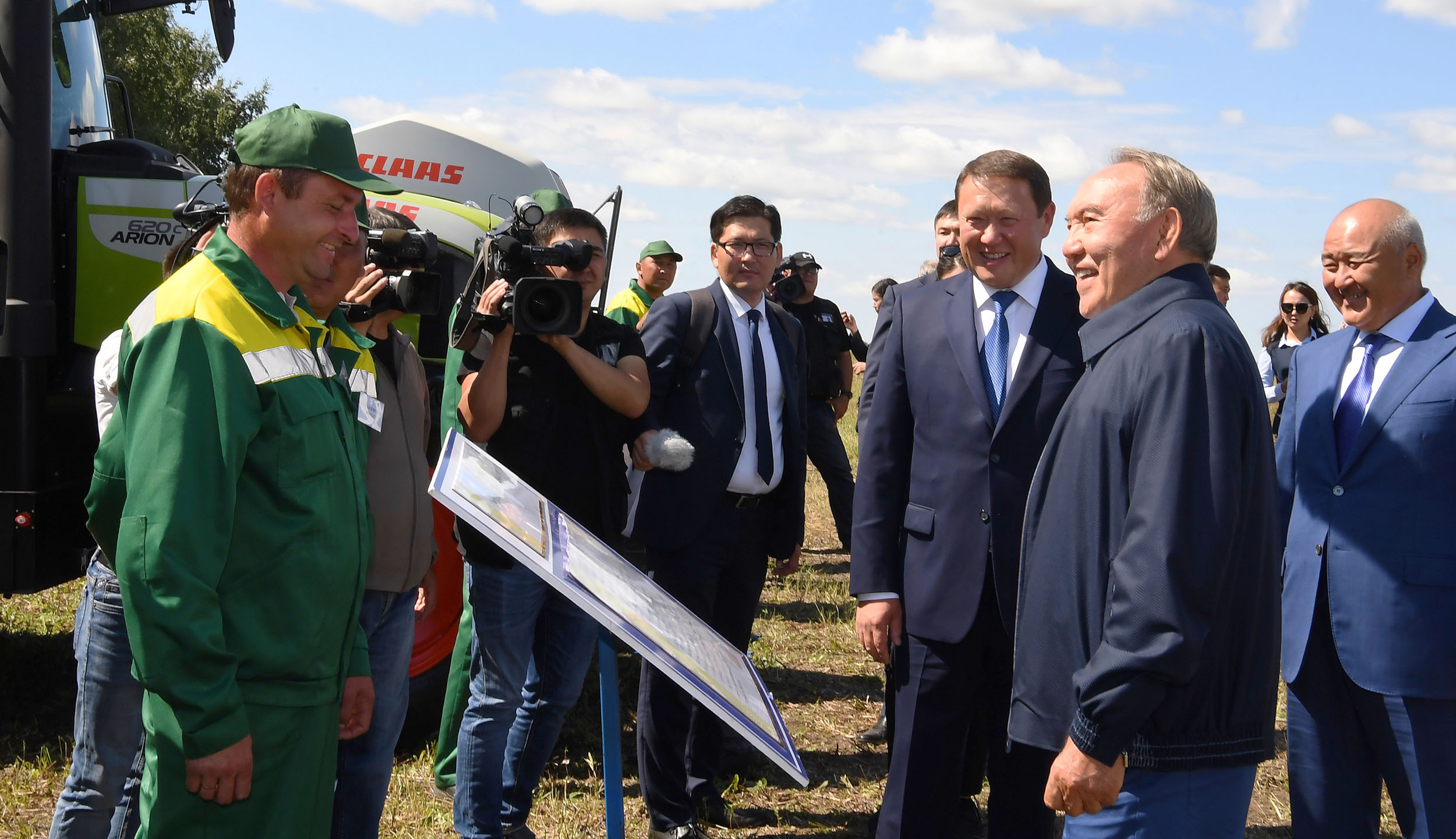 Memleket basshysy «Agrofırma Eksımnan» aýyl sharýashylyǵy keshenin aralap kórdi