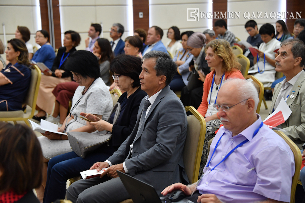 Astanada túrki til biliminiń ózekti máseleleri talqylanýda