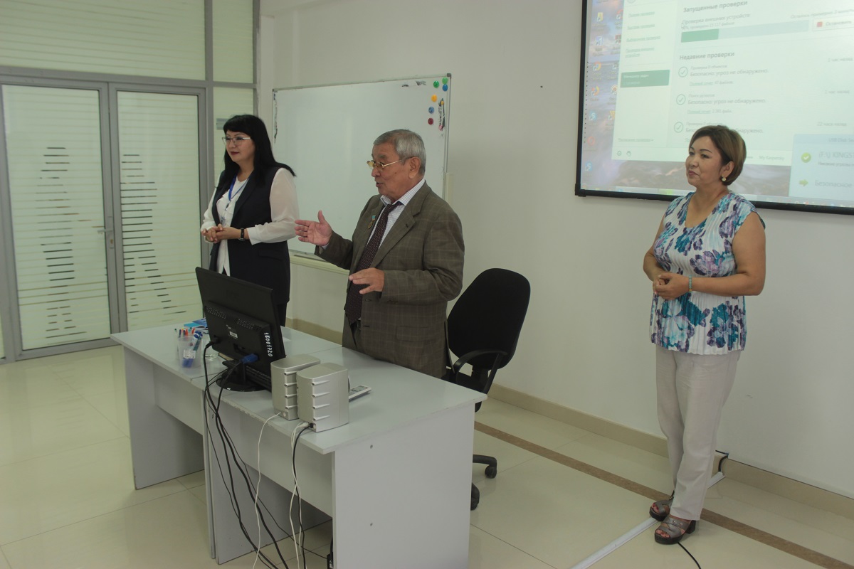 Eks-depýtat jas memlekettik qyzmetshilerge dáris oqydy