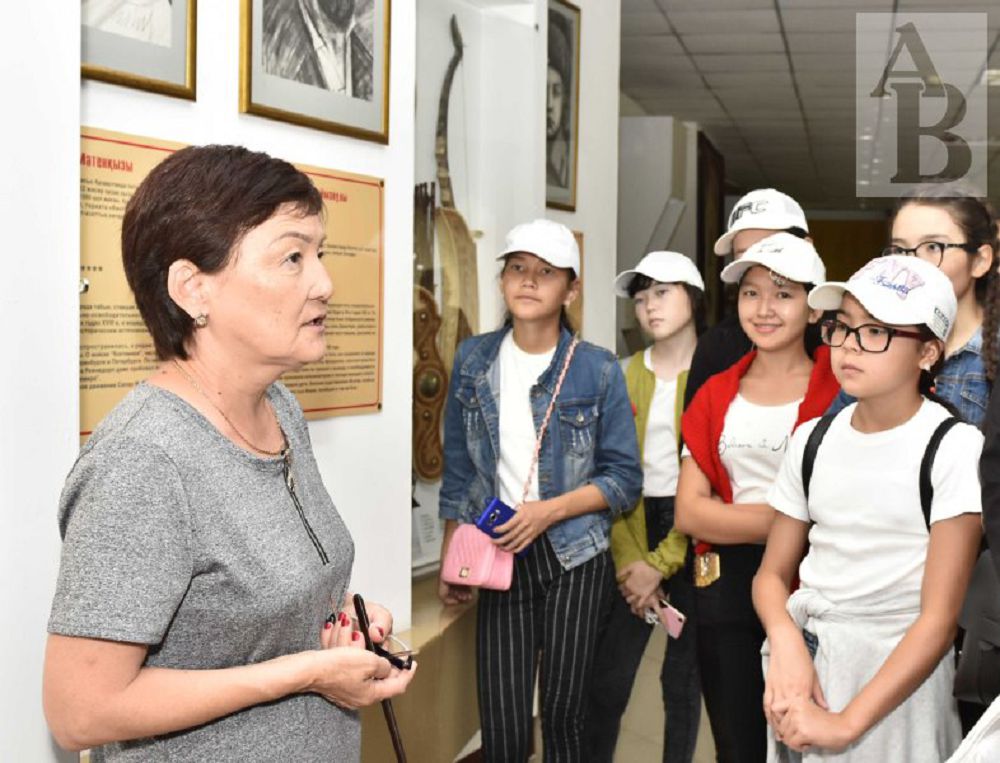 Aqtóbege Qaraǵandy oblysynan mektep oqýshylary men jetek­shilerden qurylǵan top keldi