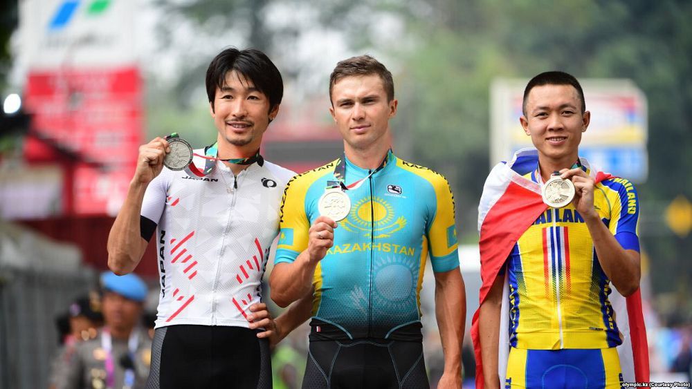 Azıada: ázirge eki altyn ǵana...