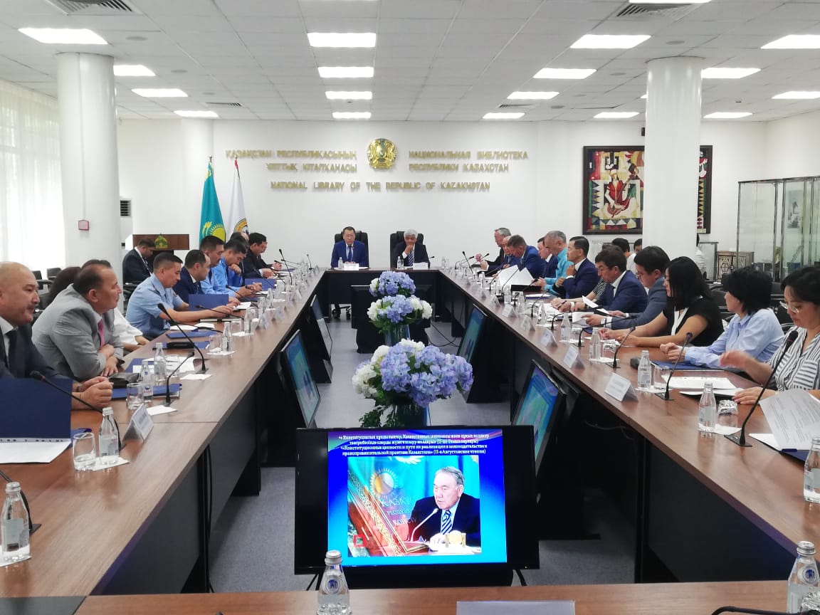 Konstıtýsııa kúni qarsańynda Ulttyq kitaphanada dóńgelek ústel ótti