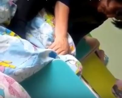 Temirtaýda balabaqsha tárbıeshisi balany kórpemen tunshyqtyryp uıyqtatpaq bolǵan