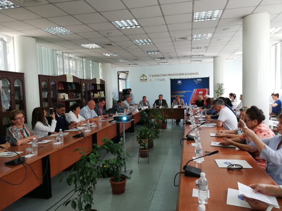 Almatyda Konstıtýsııa kúnine arnalǵan dóńgelek ústel ótti