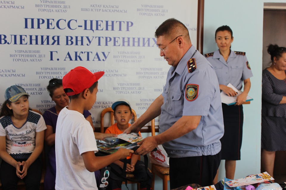 Aqtaýda polıseıler «Mektepke jol» qaıyrymdylyq aksııasyn ótkizdi