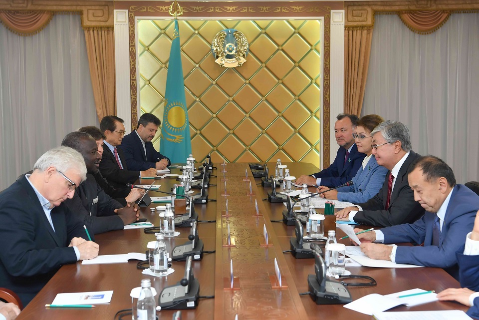 Q.Toqaev «О́tkendi eske alyp, bolashaqty baǵdarlaý» konferensııasynyń qatysýshylarmen kezdesti