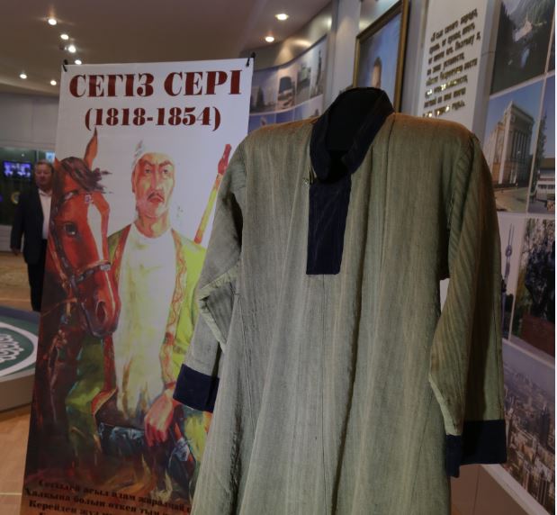 Soltústik Qazaqstan mýzeıine Segiz Seriniń shekpeni tabystaldy