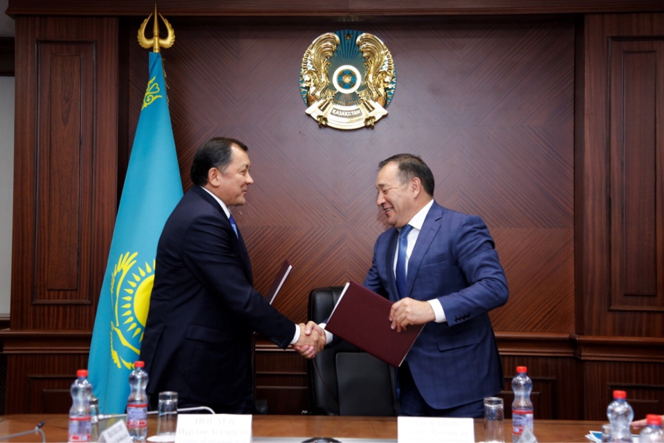 Atyraý jəne Mańǵystaý oblystarynyń əkimdikteri yntymaqtastyq týraly memorandýmǵa qol qoıdy