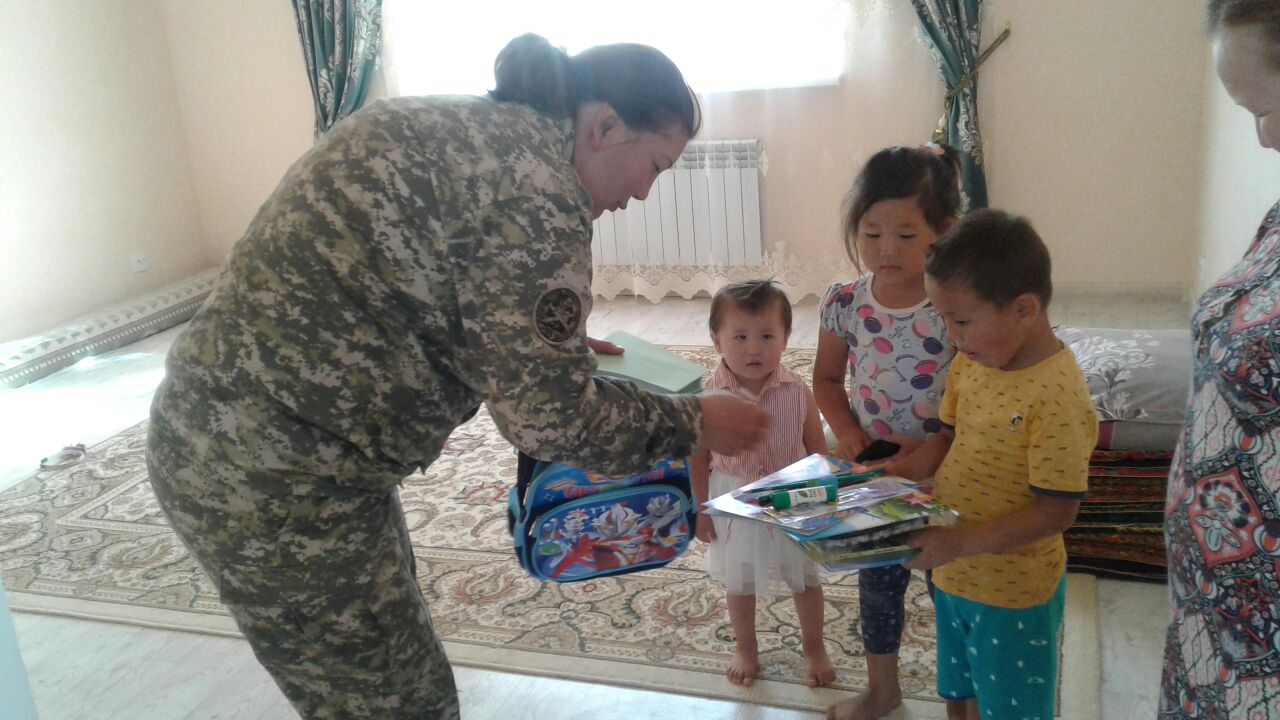 Aqtaýda áskerı qyzmetshiler 25 otbasyǵa kómek kórsetti