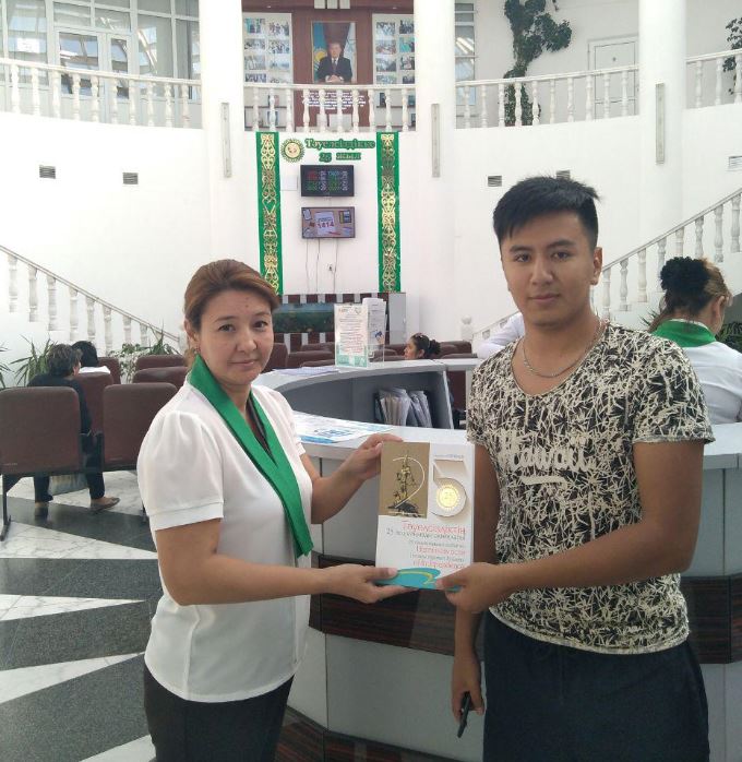 Qyzylordada halyqqa qyzmet kórsetý ortalyǵyna kelgen árbir 23-shi azamatqa kitap syılandy