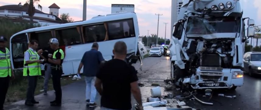 Reseılik týrıster mingen avtobýs Túrkııada apatqa ushyrady