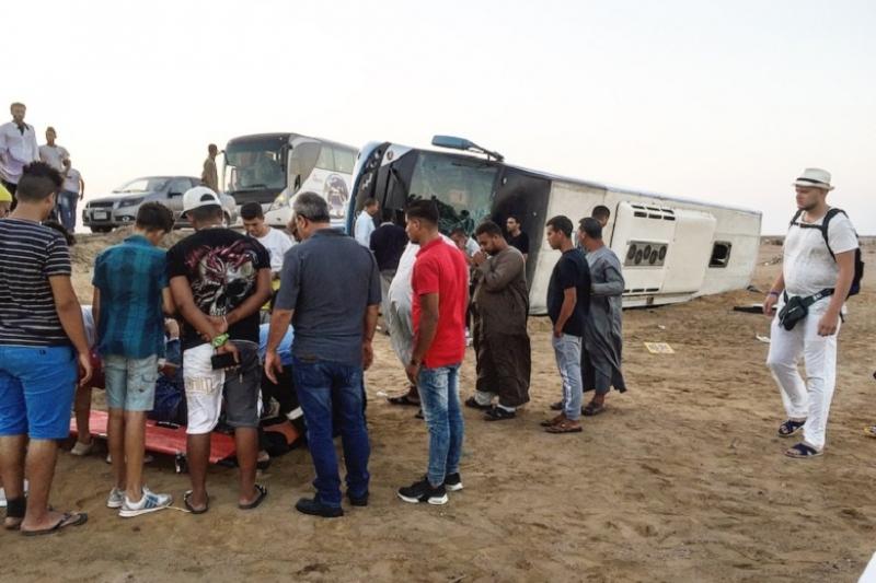 Mysyrda 22 qazaqstandyq týrıst otyrǵan avtobýs aýdaryldy