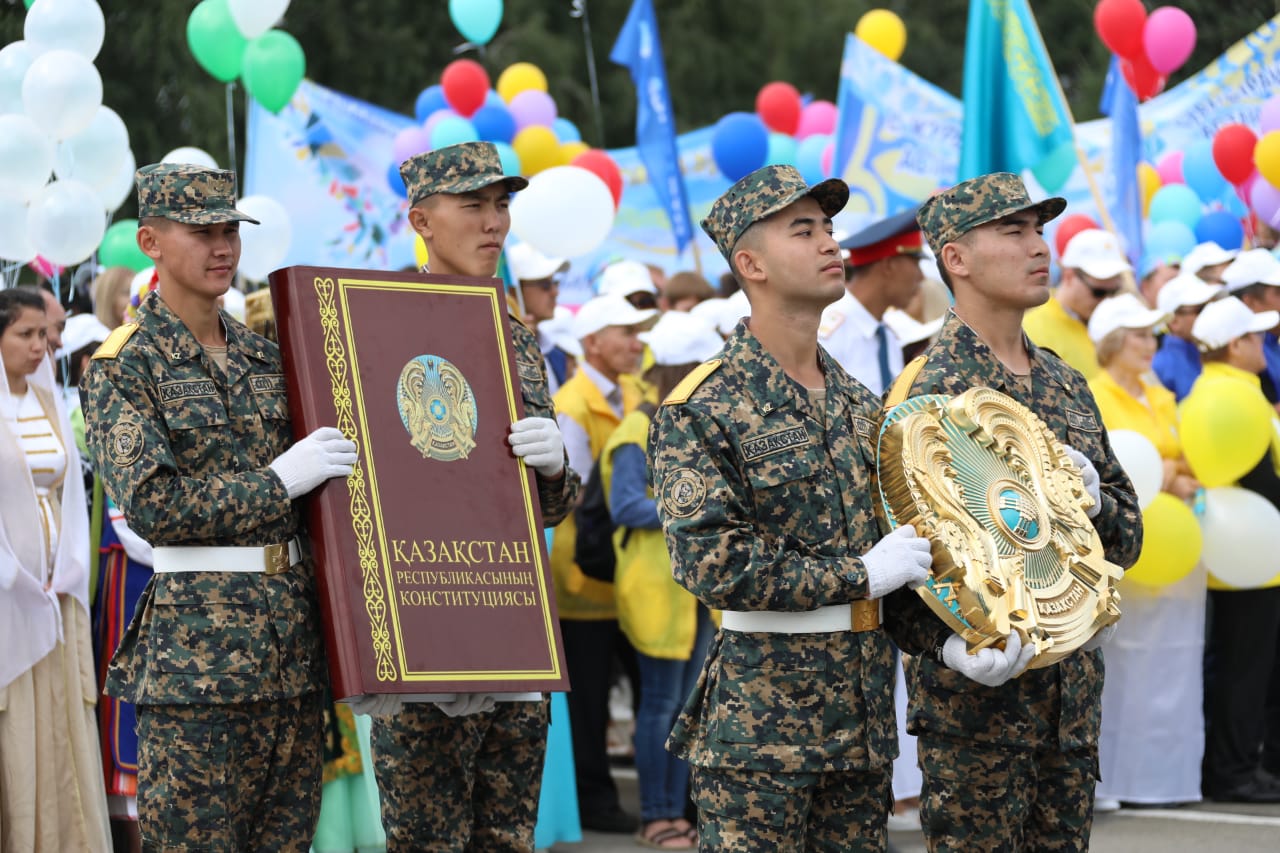 О́skemendikter Konstıtýsııa kúni merekesin atap ótip jatyr