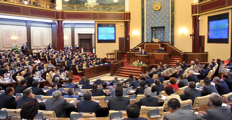 Nursultan Nazarbaev Parlament otyrysynyń tórtinshi sessııasyn ashty
