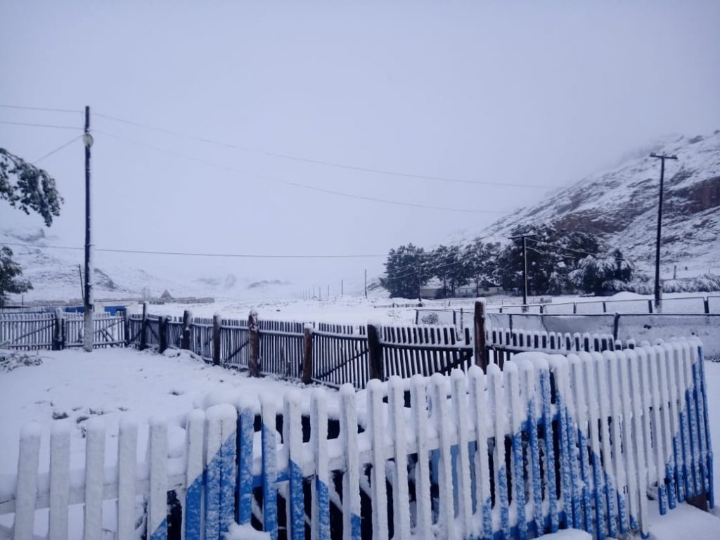 ShQO-daǵy Qaınar aýylyna qar jaýdy