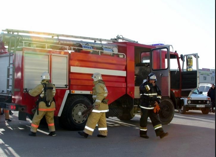 Almatyda kópqabatty turǵyn úıden órt shyǵyp, 20 adam evakýasııalandy