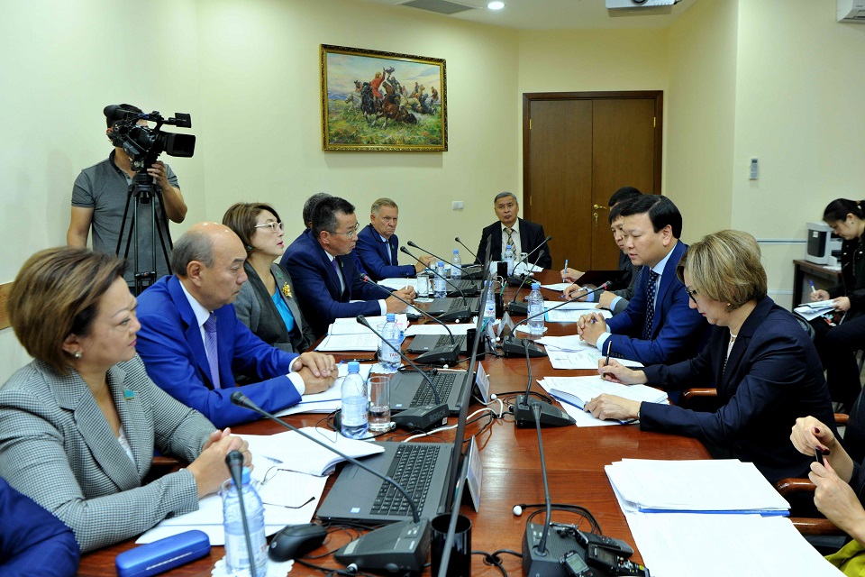 Senat komıtetinde baıqońyrlyqtarǵa dárigerlik kómek kórsetý tártibi týraly qujat qaraldy