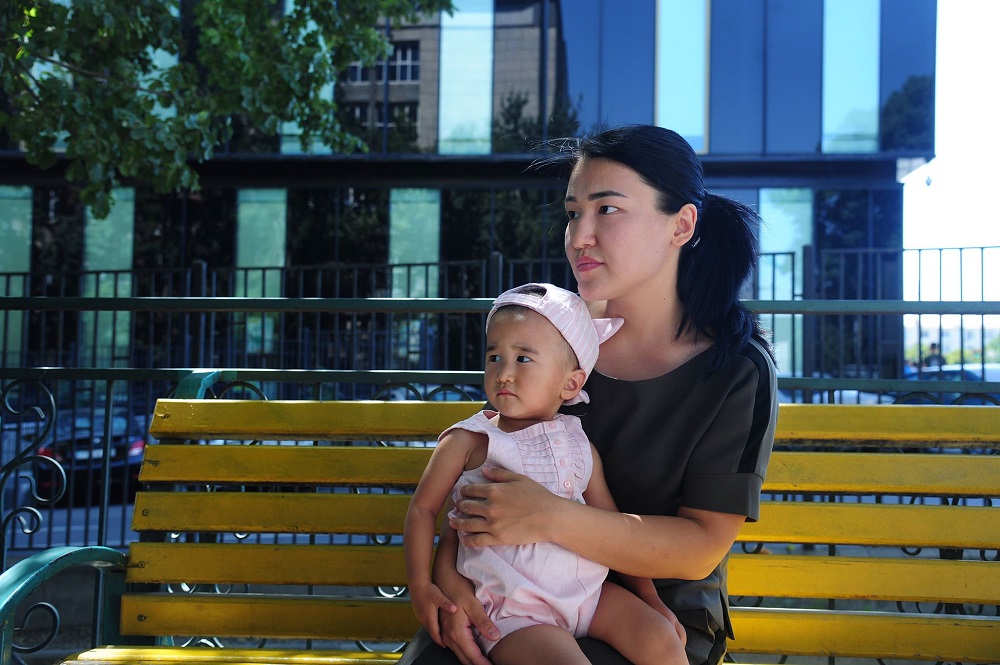 Lańkestiń qolynan qaza tapqan polıseıdiń jary úısiz júr