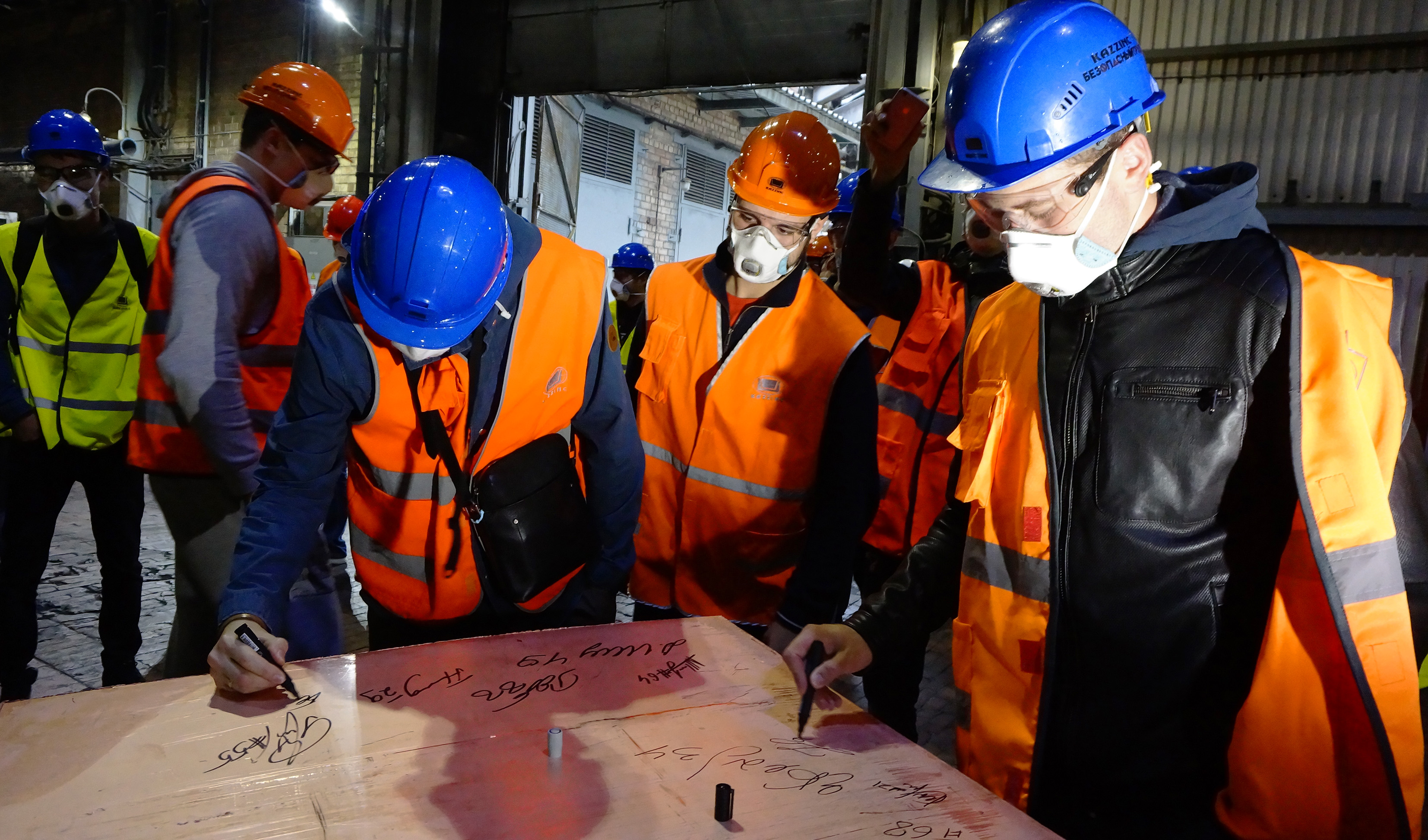 «Torpedo» hokkeıshileri metallýrgterdiń jumysymen tanysty