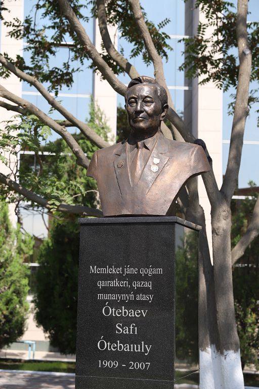 Aqtaýda Safı О́tebaevqa bıýst qoıyldy
