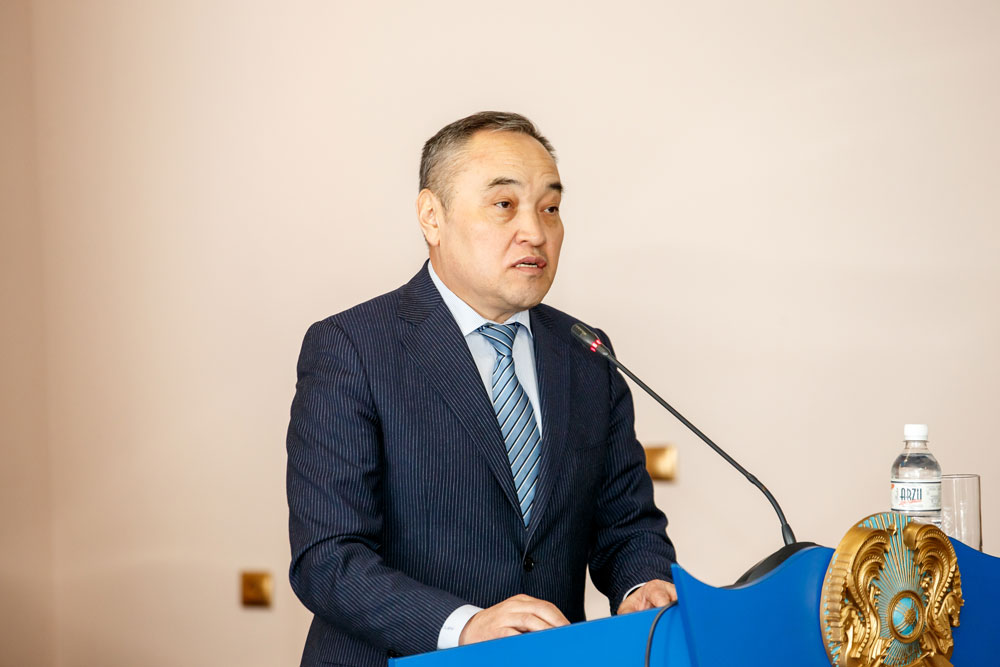 Darhan Myńbaı Májilistiń jalpy otyrysynda ant berdi