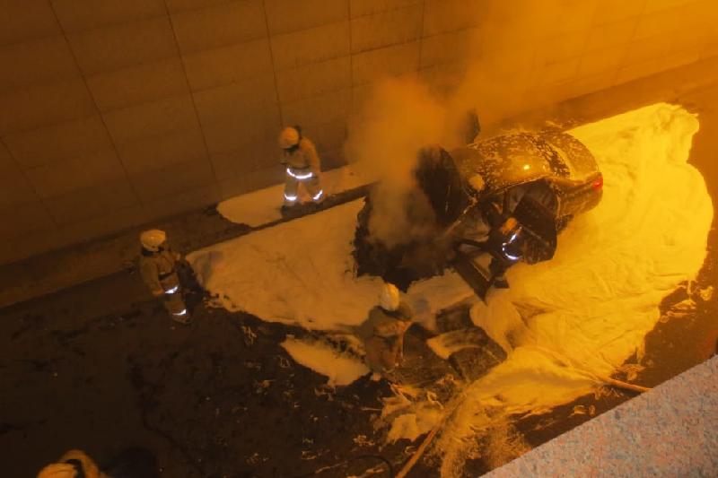 Astanada jeńil kólik janyp ketti