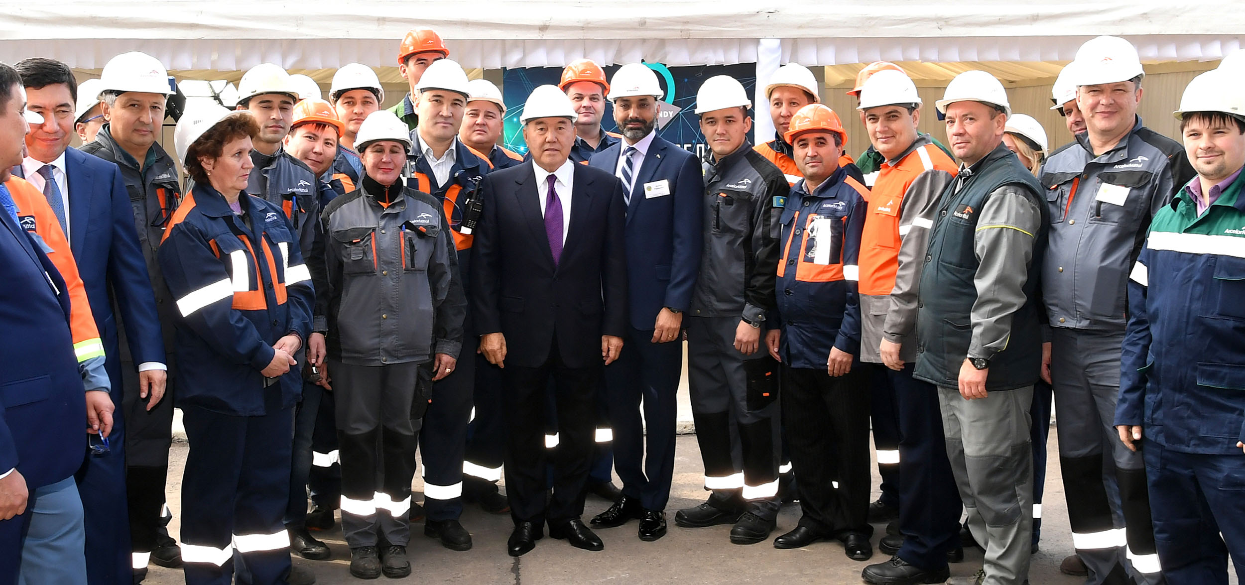 Qazaqstan Prezıdenti «ArselorMıttal Temirtaý» aksıonerlik qoǵamyna bardy