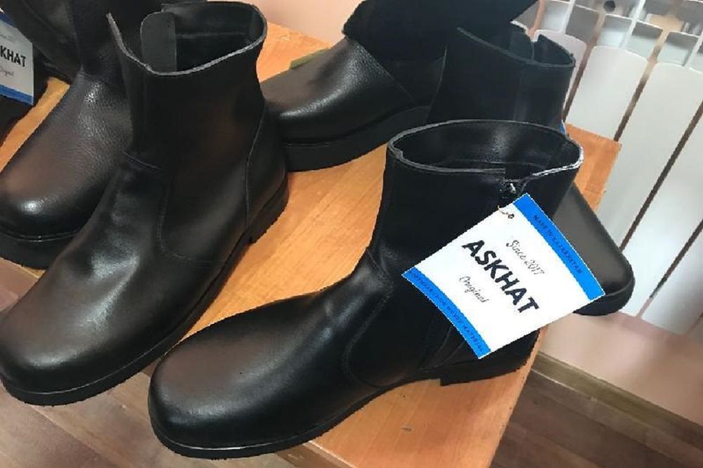 Aýylda tigilgen aıaq kıimge suranys artyp keledi