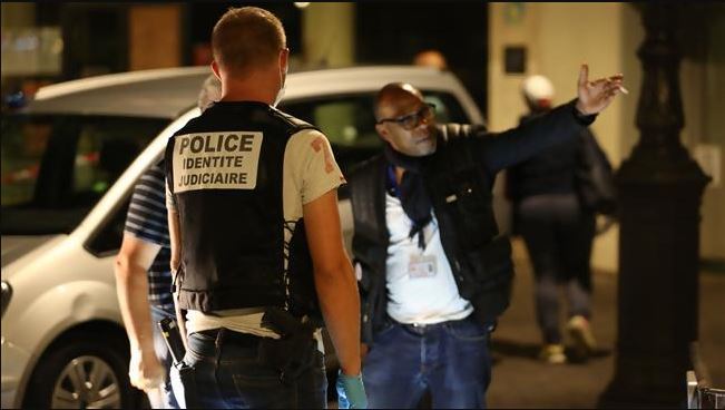 Parıj kóshesinde jeti adamdy pyshaqtap ketti