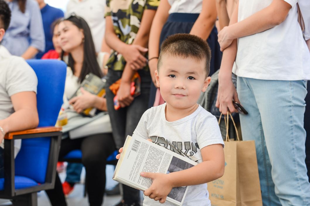 V  halyqaralyq kitap festıvali aıasynda oqyrmandar bes myń kitappen almasty