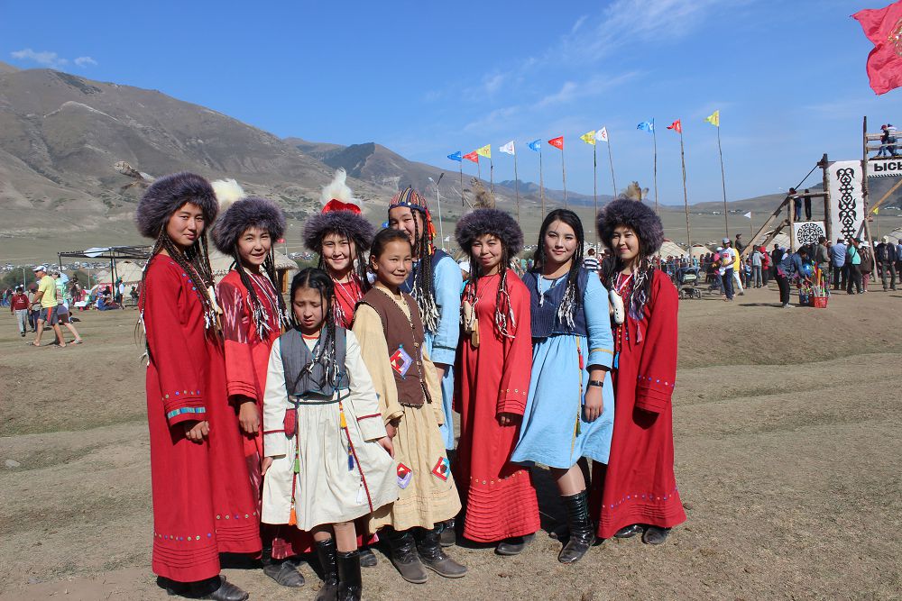 Dombyra tartatyn qyrǵyz qyzdary