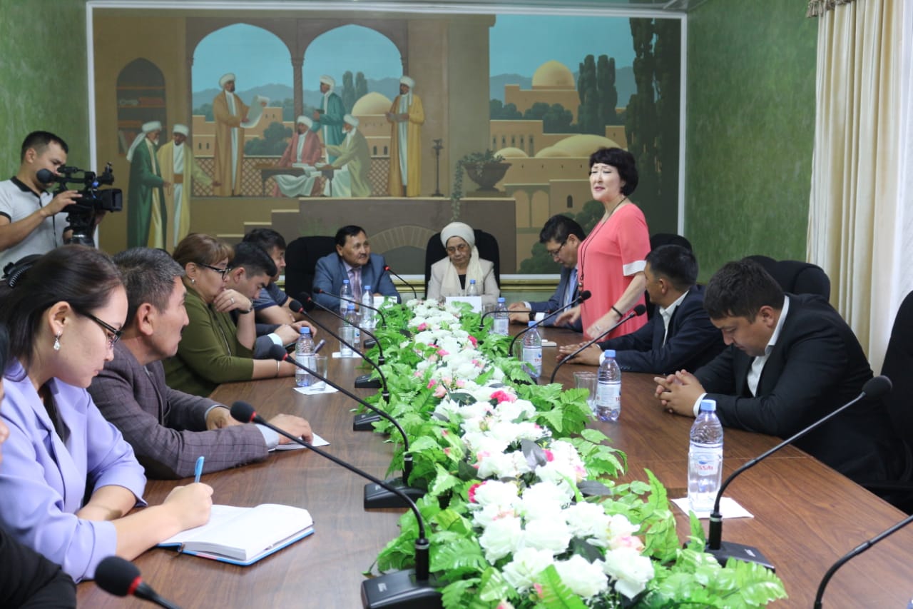 Jazýshy Zeınep Ahmetova jambyldyqtarmen júzdesti