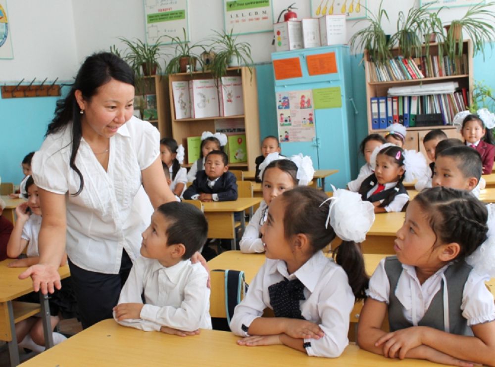 Munaıly mekende mektep pen muǵalim jetispeıdi