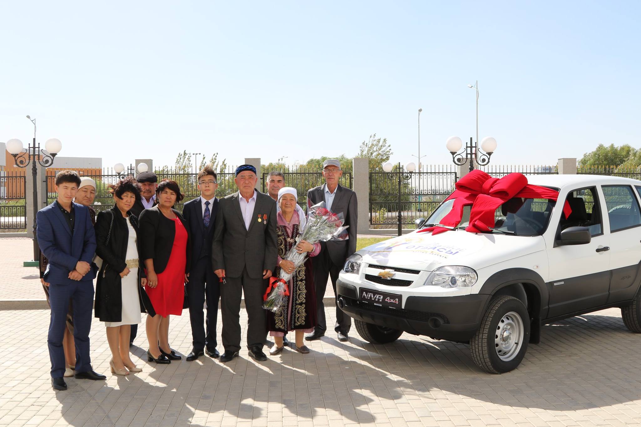 Qyrymbek Kósherbaev otbasylyq baıqaýda jeńiske jetken Ishanqulov otbasyna mashına syılady