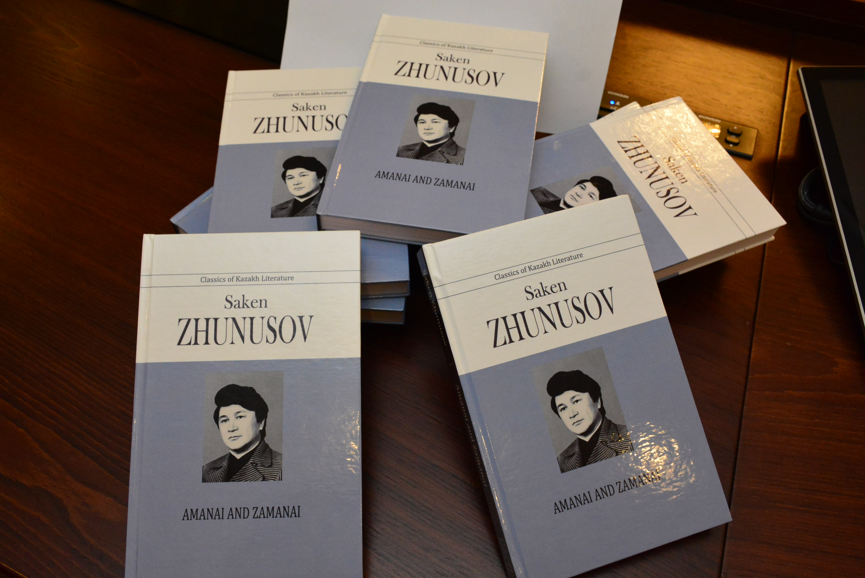 Sáken seri shyǵarmasy aǵylshyn tilinde sóıledi