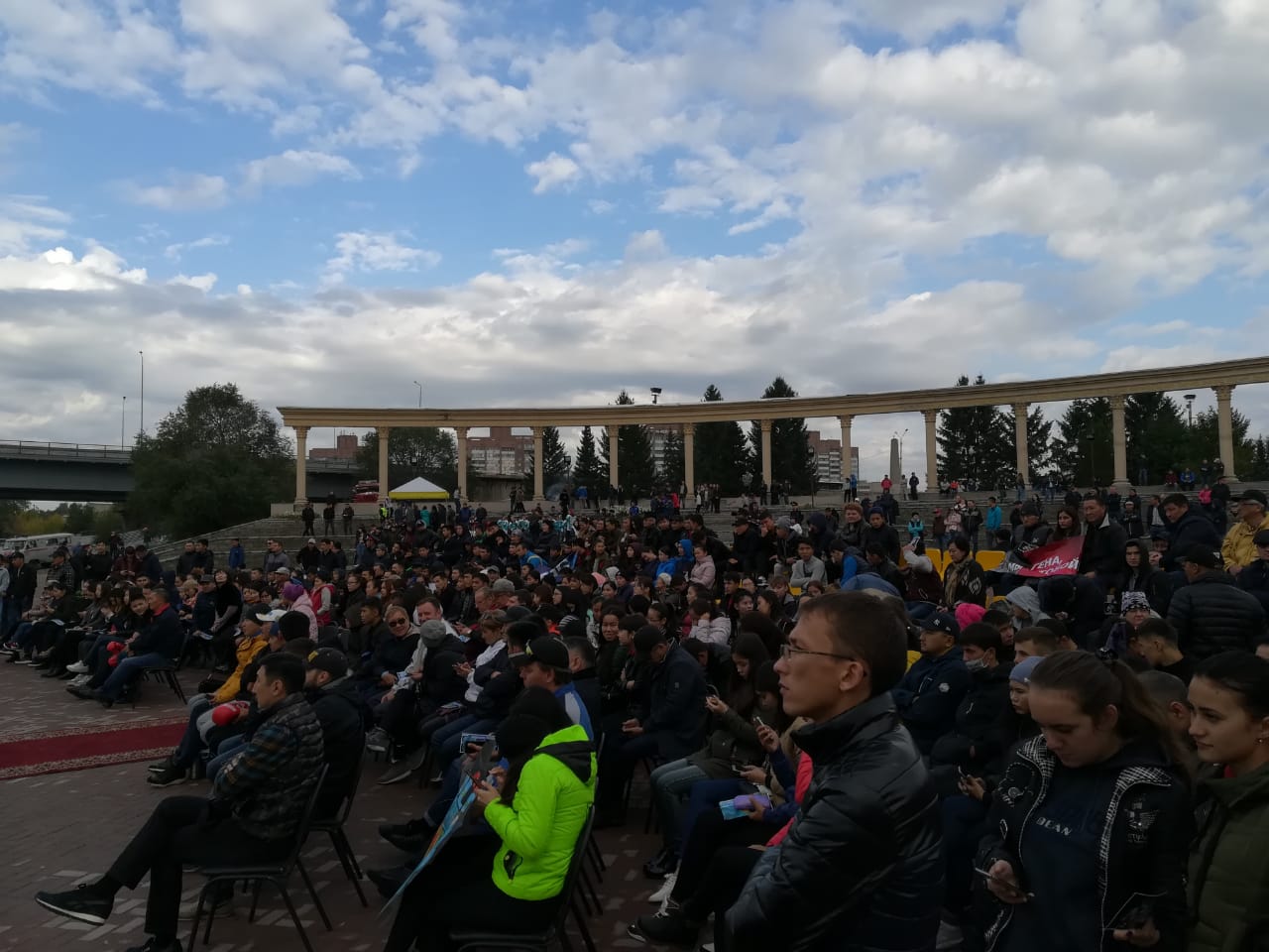 Myńǵa jýyq óskemendik Golovkınge jankúıerlik etý úshin tańǵy 7-den alańǵa jınaldy