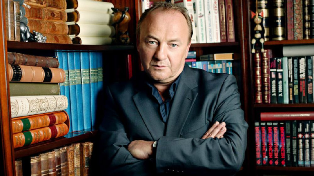 «Meni ádebıetke muń jetelep ákeldi»