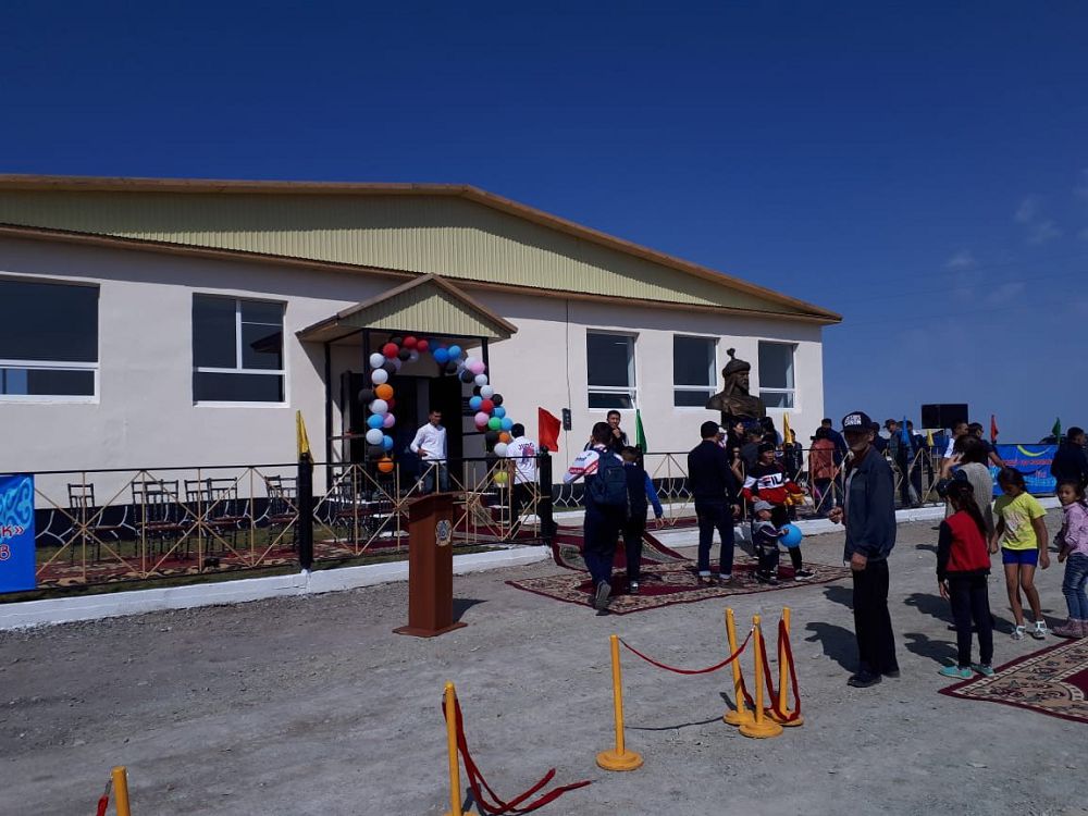 Aýylyna sport keshenin salyp berdi