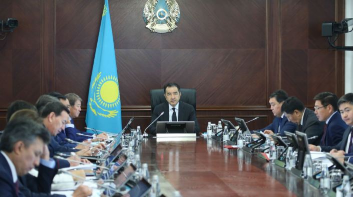 Úkimet otyrysynda jastardy áleýmettendirý jáne jumyspen qamtý jónindegi jol kartasynyń jobasy maquldandy