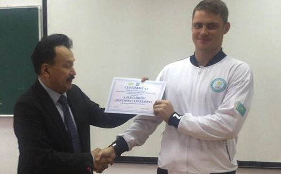 Dmıtrıı Aleksanınge ýnıversıtette tegin oqýǵa quqyq beretin grant tapsyryldy