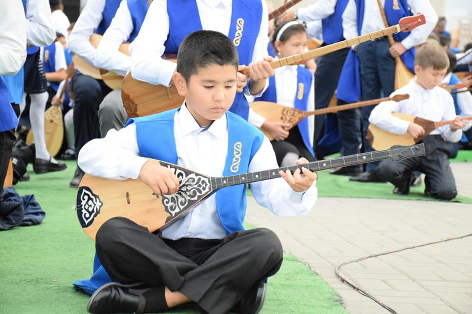 Oralda buqaralyq dombyra tartýdan rekord jasaldy