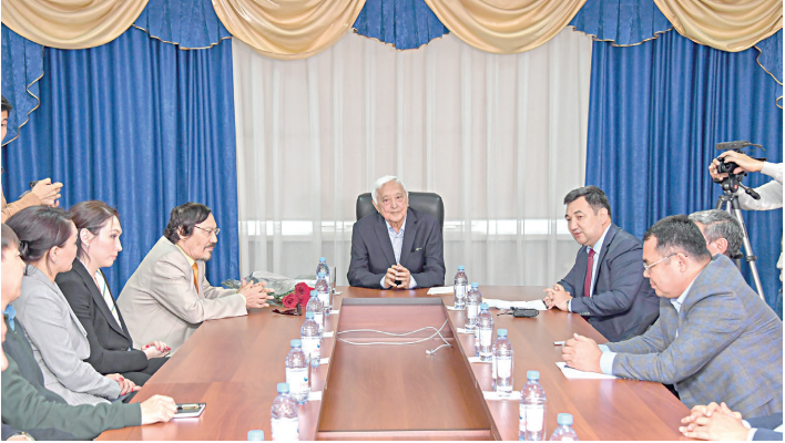 Ádil Dúısenbek. Urpaq sabaqtastyǵynyń úlgisi