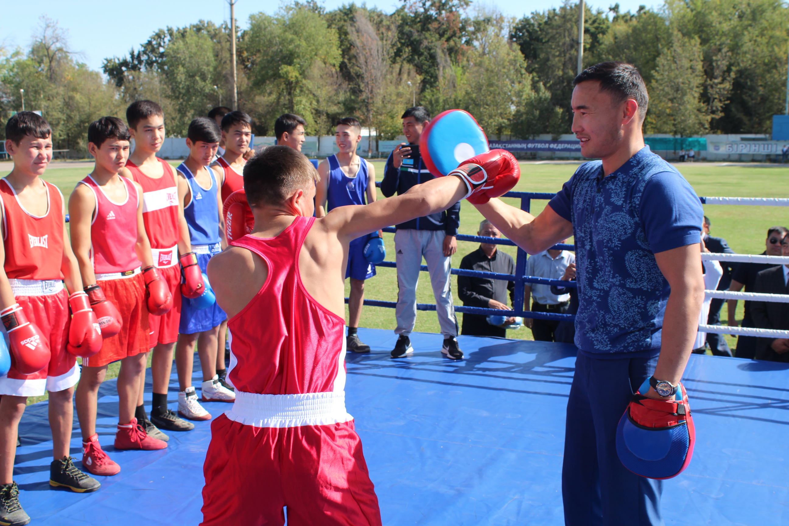 Qanat Islam maqtaaraldyq jas boksshylarǵa master-klass ótkizdi