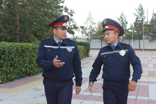 Qostanaıda eki polıseı jol boıynda áıeldi ajaldan aman alyp qaldy