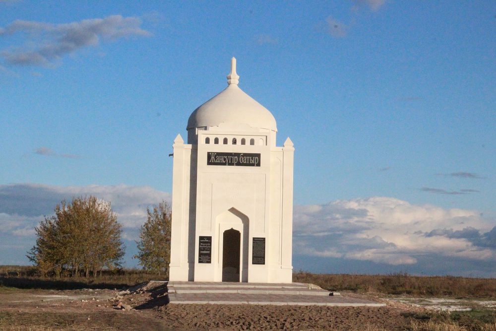 Soltústik Qazaqstanda Jansúgir batyrǵa eńseli kesene turǵyzyldy