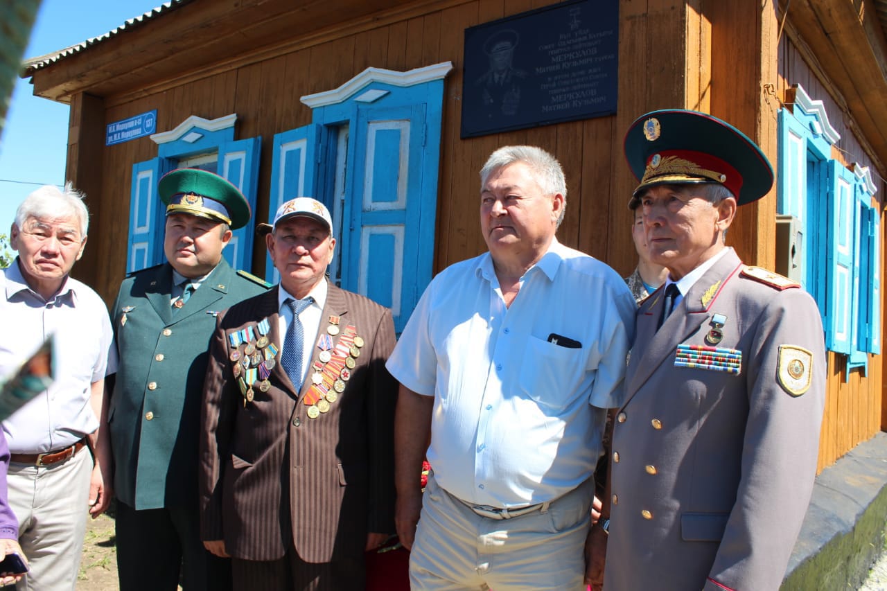 General-leıtenant Matveı Merkýlovqa arnalǵan eskertkish taqta ashyldy